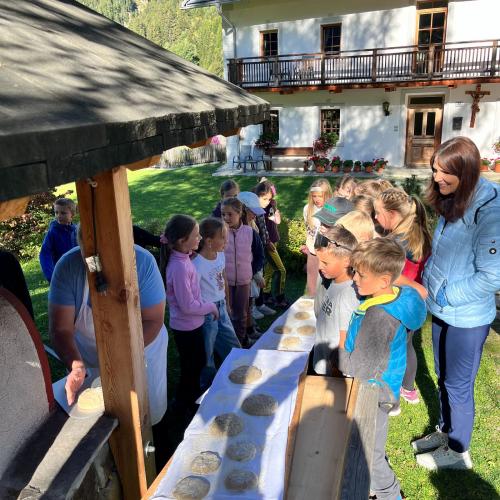 Projekttag in Antholz_4. Schulstufen VS Deftal und Partnerschule Antholz/Mittertal